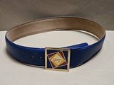 un gros plan sur une ceinture bleue avec une boucle dorée