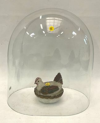 une cloche en verre avec un poulet à l'intérieur