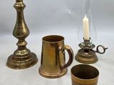 trois types différents d'objets en laiton posés sur la table