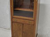 un meuble en bois surmonté d'une porte en verre