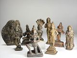 un grand nombre de statues posées sur une table