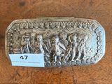 une assiette ancienne en argent sur laquelle est représenté un groupe de personnes