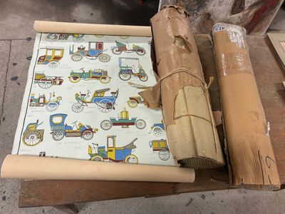 de nombreux rouleaux de papier d'emballage posés sur une table