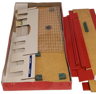 une boîte en carton contenant divers objets