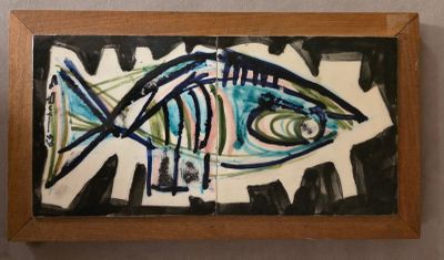 un tableau représentant un poisson, exposé dans un cadre en bois