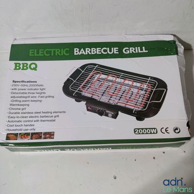 un barbecue électrique dans la boîte posée sur la table