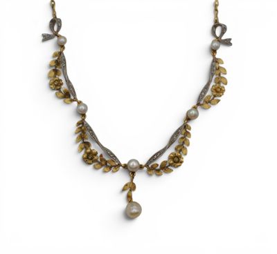 un collier composé de perles et de perles dorées sur fond blanc