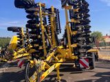 un tracteur avec tout un tas de pneus à l'arrière
