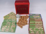 une boîte rouge contenant de nombreuses cartes et une boîte de cacahuètes