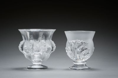 une paire de vases en verre transparent posés l'un à côté de l'autre sur une table