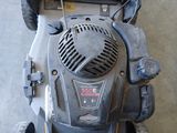 vue de dessus d'une tondeuse à gazon dans un garage