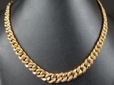 un collier à chaîne en or sur un mannequin mannequin mannequin mannequin mannequin mannequin mannequin mannequin mannequin mannequin