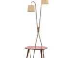 une table sur laquelle se trouvent deux lampes et une table sur laquelle se trouve une lampe