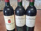 trois bouteilles de vin posées sur une table en bois