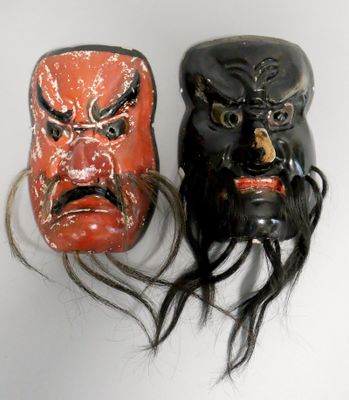 [CHINE] Deux masques chinois à moustache, l'un rouge, l'autr…