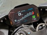 un gros plan du tableau de bord d'une moto avec un compteur de vitesse