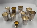 un ensemble de coupes en argent posées sur une table blanche