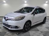 la voiture blanche est garée sur un sol en damier dans le garage