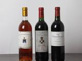 trois bouteilles de vin posées sur une table, l'une à côté de l'autre
