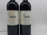 deux bouteilles de vin rouge posées l'une à côté de l'autre sur une table