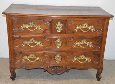 une commode en bois ornée de motifs dorés