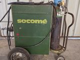 une machine verte qui se trouve dans un garage