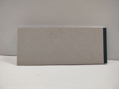 une boîte en carton vide posée sur une table blanche