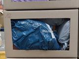 une pile de boîtes empilées les unes sur les autres