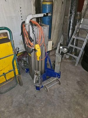 de nombreux outils qui traînent par terre dans le garage