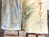 Plusieurs morceaux de tissu sont disposés sur une table en bois