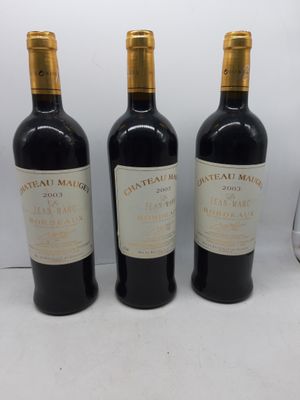 trois bouteilles de vin posées l'une à côté de l'autre sur une table