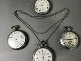 plusieurs types de montres de poche sont exposés sur une table