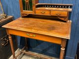 un bureau en bois surmonté d'un miroir
