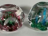 quatre cuillères en verre sont alignées sur une surface blanche