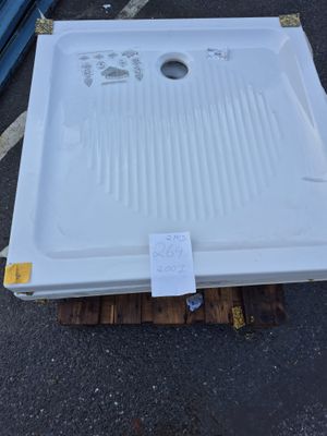 un évier blanc posé sur une palette dans le parking