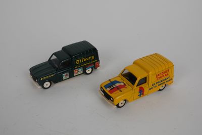 deux camions miniatures posés l'un à côté de l'autre sur une table