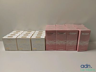 quatre boîtes de savon posées sur une table blanche