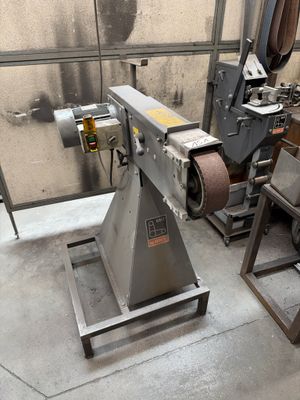 une machine qui se trouve dans une pièce avec de nombreux outils