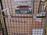 un chariot sur lequel se trouvent de nombreuses boîtes