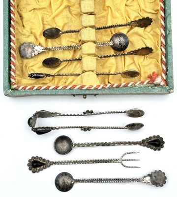 Plusieurs cuillères en argent et cuillères-cuillères se trouvent dans une boîte