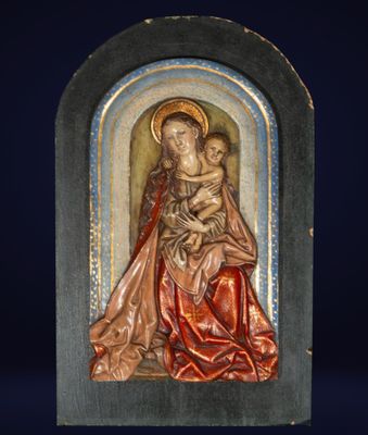 l'image d'une statue représentant une femme tenant un enfant dans ses bras
