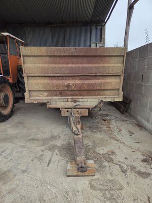 un camion garé à côté d'un immeuble