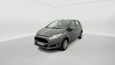 une Ford Fiesta grise garée dans une pièce blanche