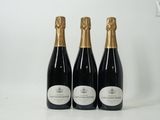 trois bouteilles de champagne posées côte à côte sur une table
