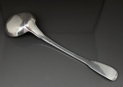 une cuillère et une cuillère reposent sur une table