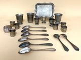 beaucoup de cuillères et de tasses en argent sur la table
