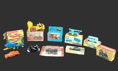 un grand nombre de jouets posés sur une table
