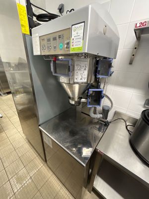 une photo d'une machine à café professionnelle dans une cuisine professionnelle