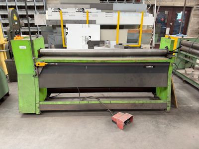 une grosse machine installée dans une usine