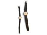 Les deux montres sont posées côte à côte sur une surface blanche.